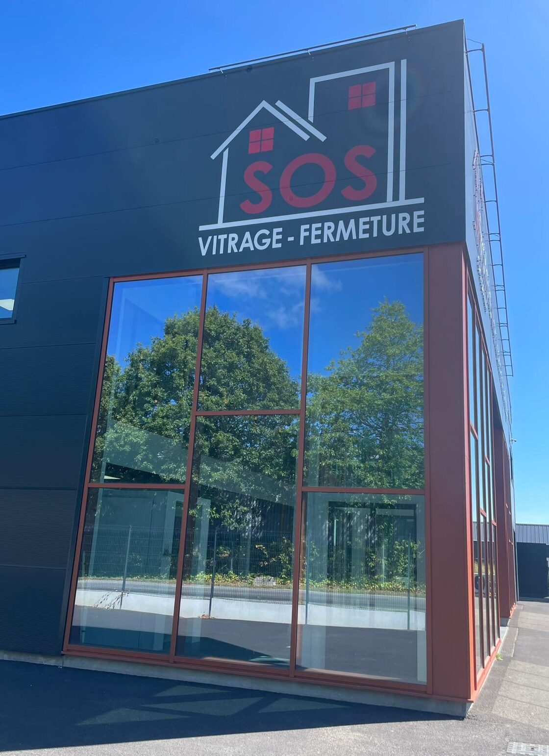 Enseigne SOS Vitrage - Fermeture sur la façade du bâtiment de Landévant