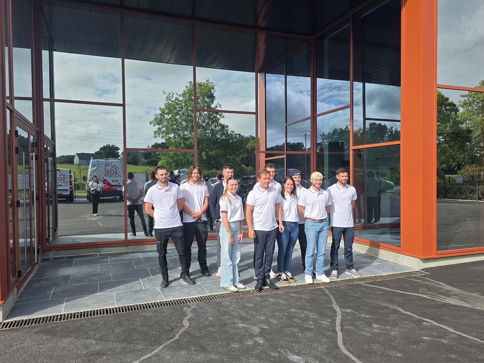 L'équipe de SOS Vitrage & Fermeture - Groupe MMB réunie dans le Morbihan