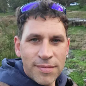 Anthony, Poseur expérimenté